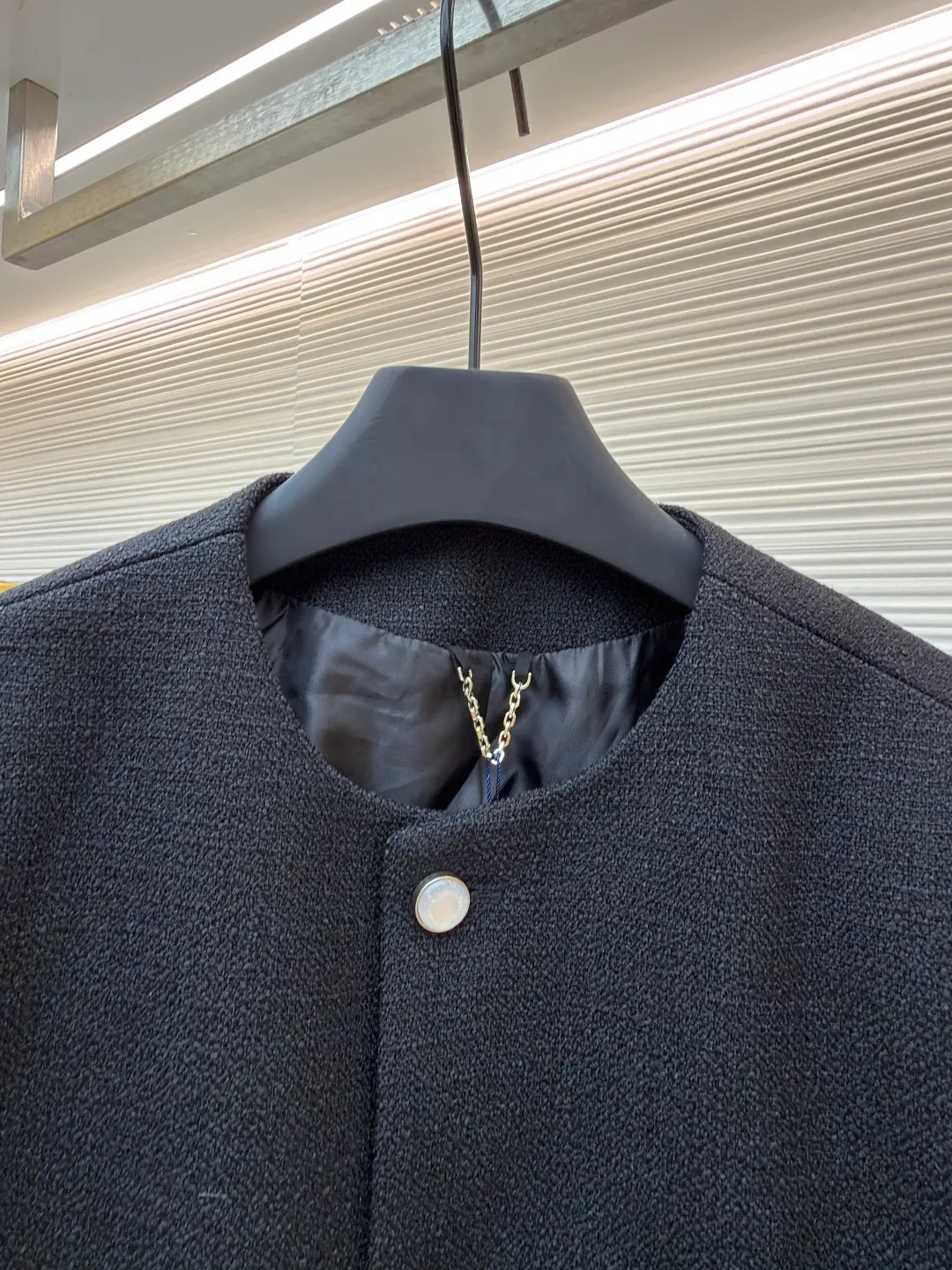 LOUIS VUITTON Pocket embroidered single-breasted jacket ●Original version: Purchased and developed by 34690 ●Item number: 1681733-B90 ●Fabric: cotton fabric ●Technology: embroidery production ●Color: black ●Version: fitted version ●Weight: about 1165 grams ●Size: 46-48-50-52 ●Description: The fabric is made of 100% pure cotton yarn knitted jacquard fabric. The skin-friendly and comfortable knitted jacquard technology gives the fabric a unique texture and texture, highlighting its quality; Marque L.Vuitton on the chest pocket The Déposée logo is embroidered with delicate stitching, clear patterns, and distinctive brand features; the inside is made of custom-woven gray checkerboard cupro fiber, which is breathable and skin-friendly. The custom-woven process ensures a perfect fit with the jacket, showing exquisite craftsmanship and high-end quality from the outside to the inside; the tailoring process shapes the version, with smooth lines and fits the body shape, showing a neat fashion sense. Pearlescent buttons have a soft luster, high-grade texture, and precise installation, matching the overall style. The overall wiring is straight and delicate, the fabric is comfortable and soft, and the color is consistent without color difference. It can be matched with the same style to create a fashionable look and control various occasions. Customized accessories, complete with three standards, same style for men and women!